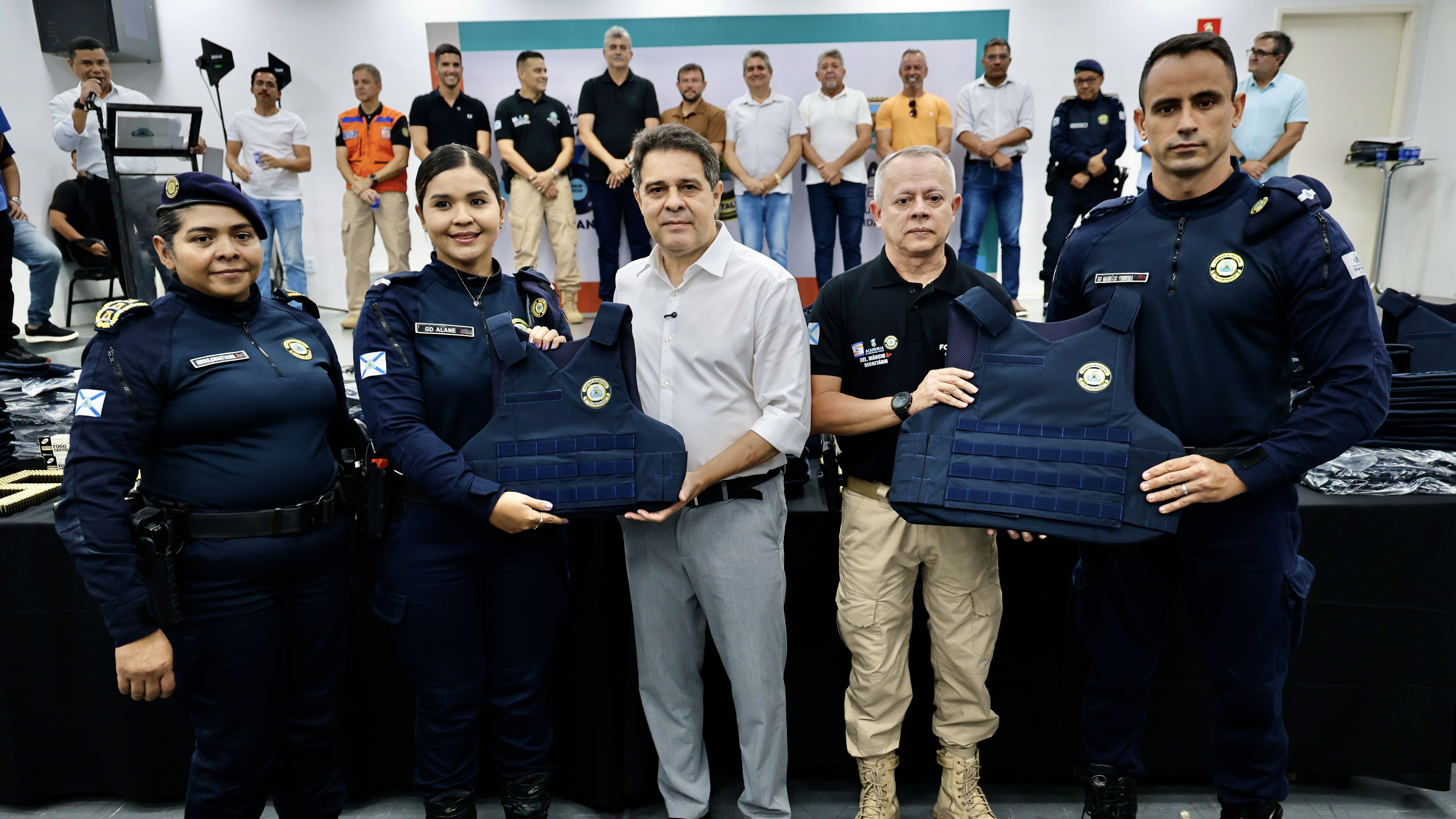 grupo de pessoas posa para a foto
